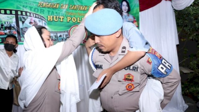 Kapolsek Tambora Kompol Rosana Albertina Labobar menyalami salah satu anak yatim piatu pada kegiatan religi Polsek Tambora, Kamis (30/06/2022). (Ist)