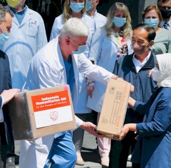 Iriana Joko Widodo Serahkan Bantuan ke Rumah Sakit di Ukraina