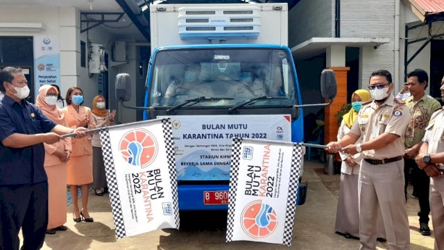 Pelepasan mobil Box yang berisi 500 paket produk olahan ikan untuk dibagikan kepada masyarakat di Kabupaten Merauke. (Foto: Hendrik Resi/Republiknews.co.id)