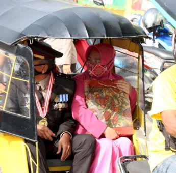 Delapan Personil Pensiun, Polres Soppeng Gelar Wisuda Purna Bakti Hingga Diarak Bentor Keliling Kota Kalong