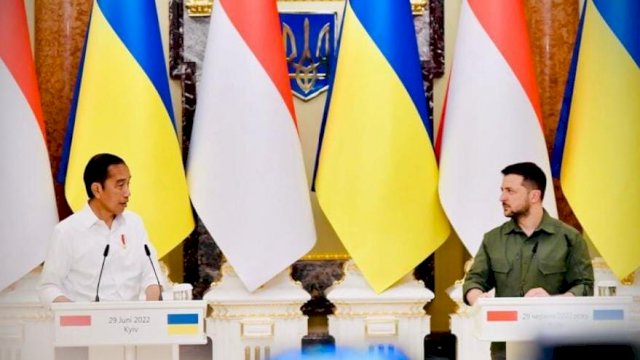 Presiden Joko Widodo saat menemui Presiden Ukraina Volodymyr Zelenskyy, di Istana Maryinsky, Kyiv, Ukraina. (Istimewa)