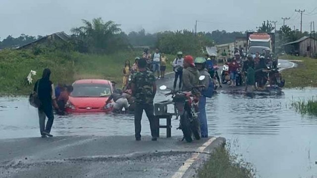 Kondisi Ruas Jalan penghubung antar kecamatan Kotawaringin Lama dan Pangkalan Bun KM 30, Kabupatwn Kotawaringin Barat, Kalimantan Tengah, terendam banjir, Kamis (30/06/2022). (Istimewa)