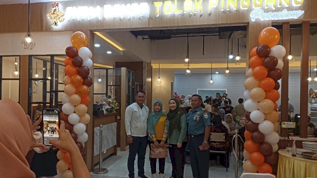 Pengunjung Ayam Bakar Tolping Bontonompo di TSM Makassar berfoto di sela-sela peresmian outlet baru, Rabu (30/06/2022). (Foto: Chaerani/Republiknews.co.id)
