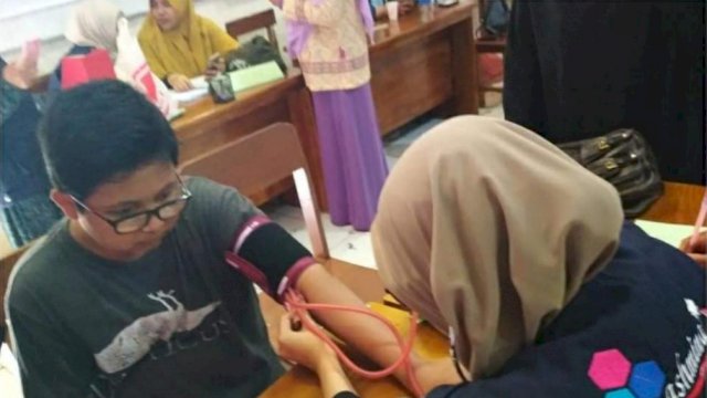 Pengurus Nasyiatul Aisyiyah Sulsel melakukan pemeriksaan kesehatan dan mental kepada siswa SMP Unismuh Makassar beberapa waktu lalu. (Istimewa)