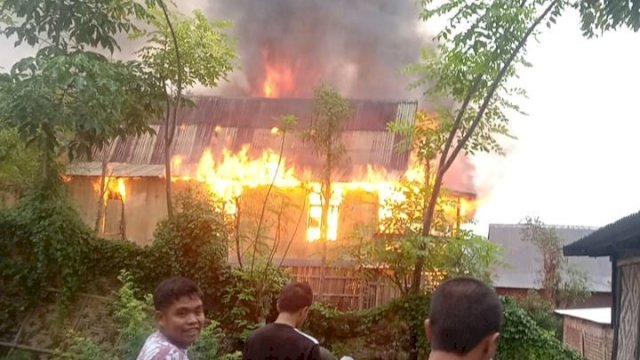 Satu unit rumah panggung warga di kabupaten Jeneponto Sulawesi Selatan ludes terbakar, Sabtu (04/06/2022) pagi. (FOTO. Andi Nurul Gaffar/Republiknews.co.id)