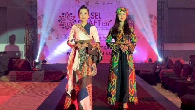 Busana batik rongkong yang mendapat perhatian pengunjung pada gelaran Sulsel Craft Show 2022 yang digelar Dekranasda Sulsel di Hotel Four Points by Sheraton, Makassar, 5-8 Juni 2022 lalu. (Foto: Istimewa)