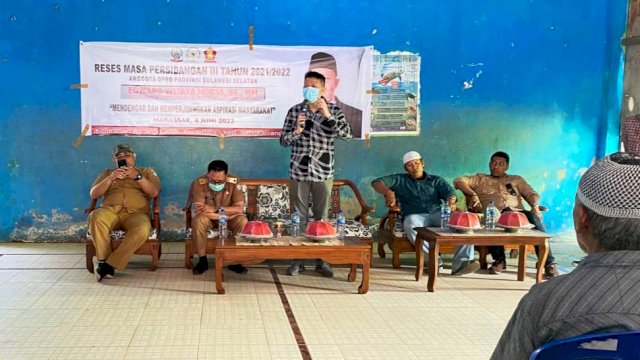 Anggota DPRD Sulawesi Selatan, Edward Wijaya Horas saat menggelar reses di Kelurahan Barrang Caddi, Kecamatan Kepulauan Sangkarrang, Makassar, Sabtu (4/6/2022). (Foto: Istimewa)