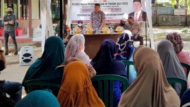 Anggota DPRD Sulawesi Selatan, Edward Wijaya Horas saat menggelar kegiatan reses di Kelurahan Barrang Lompo, Kecamatan Kepulauan Sangkarrang, Makassar, Senin (6/6/2022). (Foto: Istimewa)