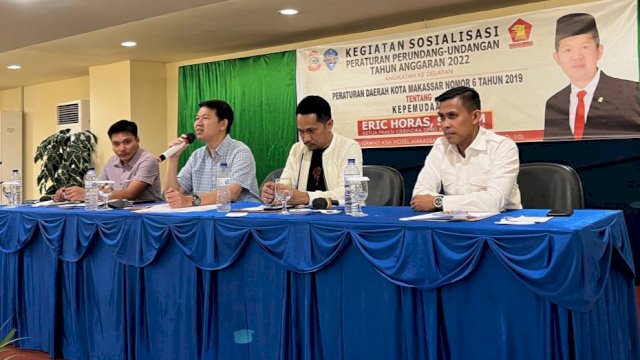 Anggota DPRD Makassar, Eric Horas saat menyosialisasikan Perda Nomor 6 Tahun 2019 tentang Kepemudaan di Hotel Grand Asia, Makassar, Selasa (21/6/2022). (Foto: Istimewa)