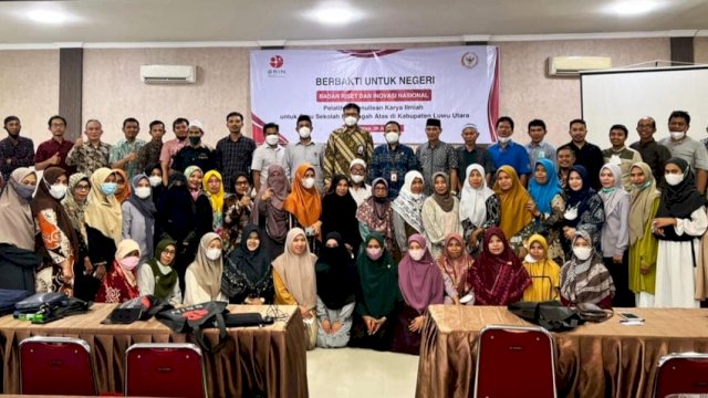 Para peserta pelatihan penulisan karya ilmiah bagi guru SMA di Luwu Utara yang digelar Badan Riset dan Inovasi Nasional (BRIN) berfoto bersama, Minggu (26/6/2022). (Foto: Istimewa)