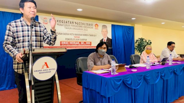 Anggota DPRD Makassar, Eric Horas saat menyosialisasikan Perda Nomor 4 Tahun 2011 tentang Pengelolaan Sampah di Hotel Grand Asia, Makassar, Senin (27/6/2022). (Foto: Istimewa)