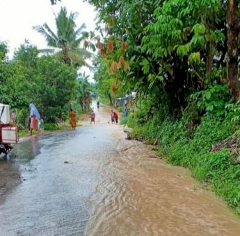Meluap ke Jalan, Pipa Distribusi Utama PDAM Sinjai Bocor