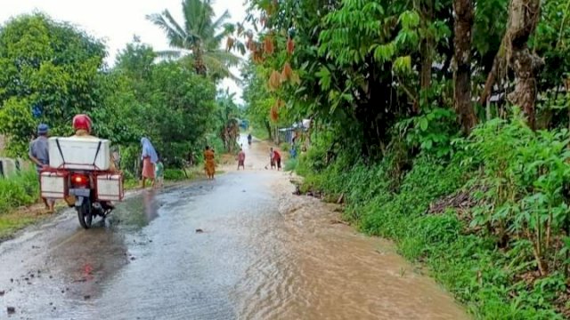 Pipa Distribusi utama PDAM Sinjai Bocor dan menggenangi jalan, Rabu (29/06/2022). (Ist)