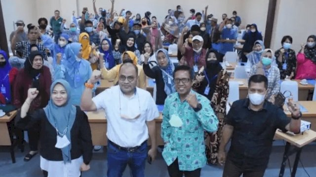 Anggota DPRD Kota Makassar, Irwan Djafar melakukan sosialisasi Perda Nomor 7 tahun 2019 tentang Perusahaan Umum Daerah Air Minum (PDAM) Kota Makassar di Hotel Whiz Prime Sudirman, Senin (28/2/2022). (Foto: Istimewa)