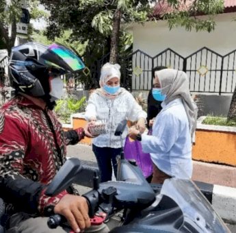 Jumat Berkah, IKAWAN DPRD Kota Makassar Berbagi Makanan Siap Santap