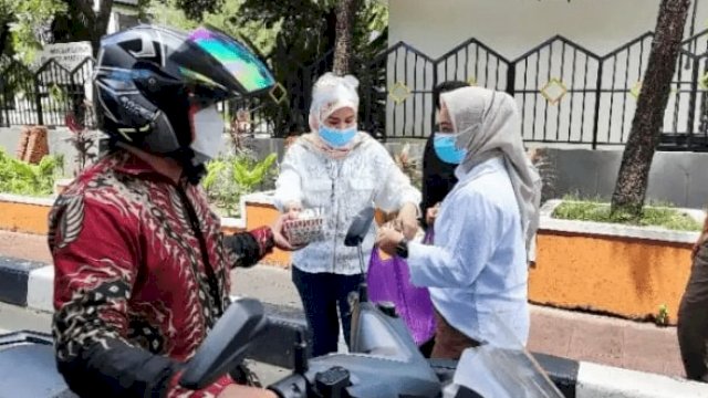 Pengurus IKAWAN DPRD Kota Makassar membagikan paket makanan kepada sejumlah pengemudi Ojol dan Bentor di Jalan AP Pettarani, Makassar, Jumat (25/2/2022). (Foto: Istimewa)