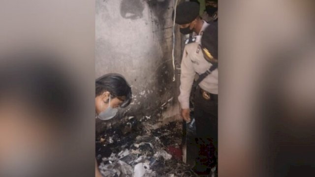 Polisi memeriksa rumah MA yang terbakar, Jumat (03/06/2022). (Istimewa)