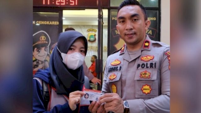 Kapolsek Cengkareng Kompol Ardhie Demastyo menyerahkan SIM kepada masyarakat, Sabtu (11/06/2022). (Istimewa)