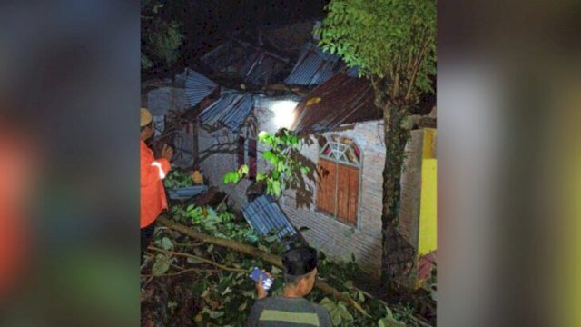 Kondisi Rumah Warga Pasca tertimpa pohon besar. (Istimewa)