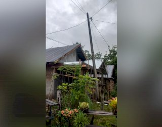 Tiang Listrik Miring Bahayakan Rumah Warga di Sinjai