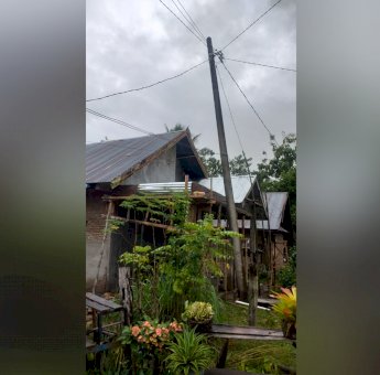 Tiang Listrik Miring Bahayakan Rumah Warga di Sinjai