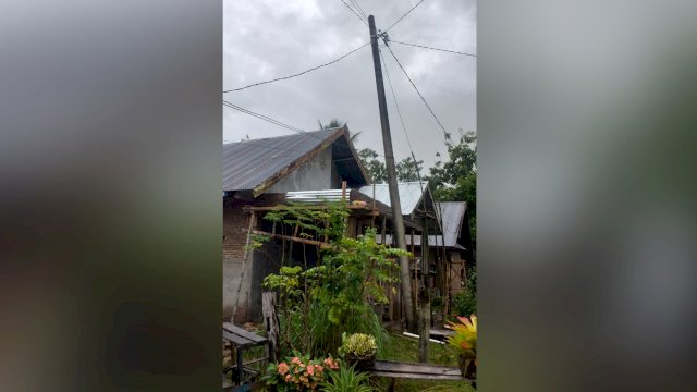 Kondisi Tiang Listrik Miring tepat di depan Rumah Warga. (Istimewa)