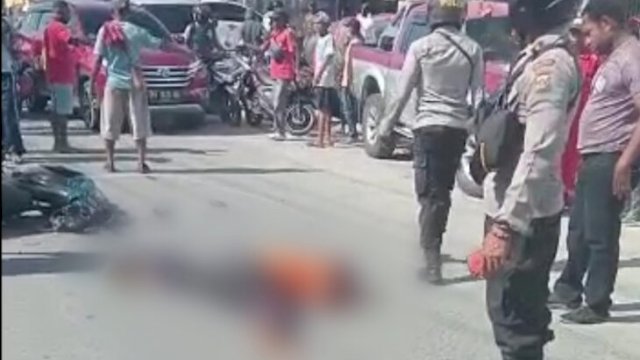Korban kecelakaan Lalu Lintas yang tergeletak di Jalan Koti Depan Pelabuhan Jayapura. (Istimewa)