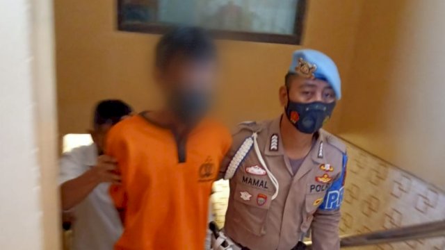 Pelaku pembunuhan hingga mantan Isterinya saat diamankan di Polres Soppeng, Senin (27/06/2022). (Istimewa)
