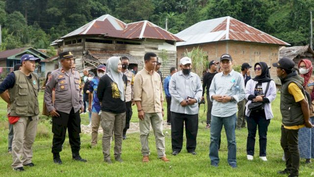 Sekda Armiadi saat meninjau lokasi Jamnas Arus Deras Sungai Rongkong di Desa Pararra, Sabbang. Jumat (17/6/2022)