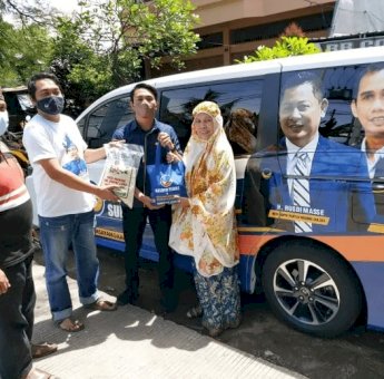 Gagas Program Jumat Berkah, Ketua DPRD Makassar Keliling Bagi-bagi Sembako
