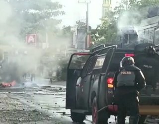 Tagih Janji Kapolres Lutra Tangkap Pelaku Pengrusakan Fasilitas Lapangan Bola, Warga Salassa Gelar Aksi Hingga Bentrok Dengan Polisi