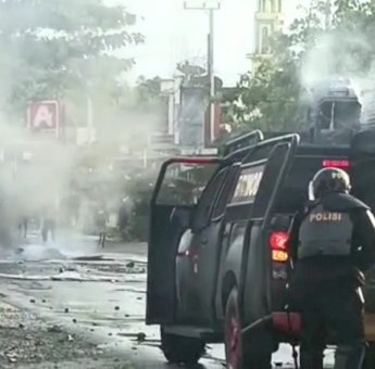 Tagih Janji Kapolres Lutra Tangkap Pelaku Pengrusakan Fasilitas Lapangan Bola, Warga Salassa Gelar Aksi Hingga Bentrok Dengan Polisi