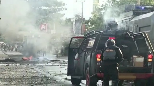 Tangkapan layar video Polisi yang bentrok dengan warga Kelurahan Salassa, Kecamatan Baebunta, Kabupaten Luwu Utara (Lutra). (Istimewa)