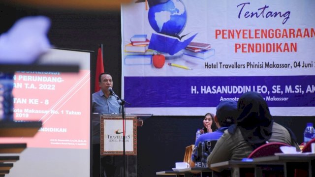 Anggota Fraksi PAN DPRD Kota Makassar Hasanuddin Leo, memberikan sambutan saat menggelar Sosialisasi Perda Nomor 1 tahun 2019 tentang Penyelenggaraan Pendidikan, di Hotel Travelers, Sabtu (4/6/2022). (Istimewa)