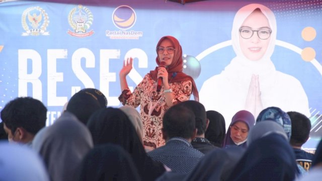 Anggota DPRD Sulsel Andi Rachmatika Dewi, memberikan sambutan saat Reses di Kelurahan Bontoduri Kecamatan Tamalate, Kota Makassar Sabtu (04/06/2022). (Istimewa)