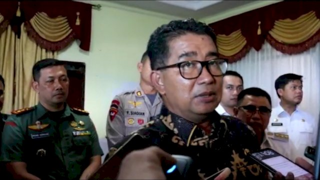 Pj Gubernur Sulawesi Barat Akmal Malik, memberikan keterangan Pers untuk mengimbau kepada masyarakat untuk tidak panik namun tetap waspada atas terjadinya gempa, Rabu (08/06/2022). (Istimewa)