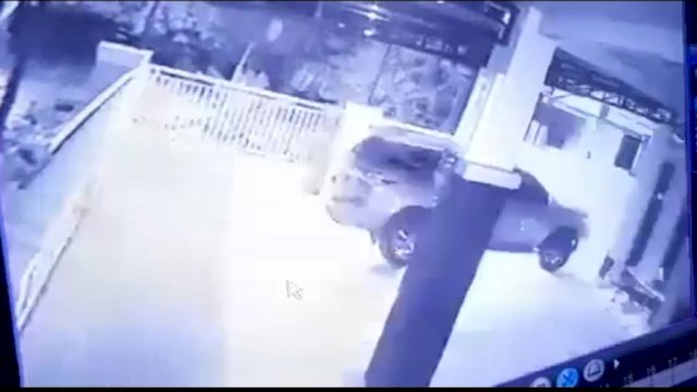 Tangkapan Layar rekaman video CCTV pembakaran Mobil Anggota DPRD Kabupaten Jeneponto Andi Kahar Mustamu, yang terparkir di Garasi rumahnya pada bulan Maret lalu. Diketahui kejadian sekitar Pukul 02.15 wita dini hari. (Istimewa)