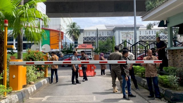 Security Sistem telah terpasang di Gerbang masuk Sekretariat DPRD Kota Makassar, dengan alat ini, setiap kendaraan baik Tamu, Anggota DPRD dan&nbsp; ASN bisa terdeteksi. (Istimewa)