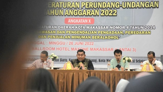 Anggota DPRD Kota Makassar, Imam Musakkar, saat mensosialisasi Peraturan Daerah Nomor 4 Tahun 2014 tentang Pengawasan dan Pengendalian Pengadaan, Peredaran, dan Penjualan Minuman Beralkohol, Minggu (26/6/2022). (Istimewa)