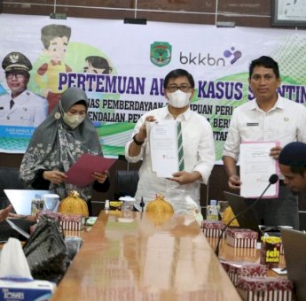 Gelar Pertemuan Audit Kasus Stunting, Pemda Lutra Tanda Tangani Komitmen Bebas Benturan