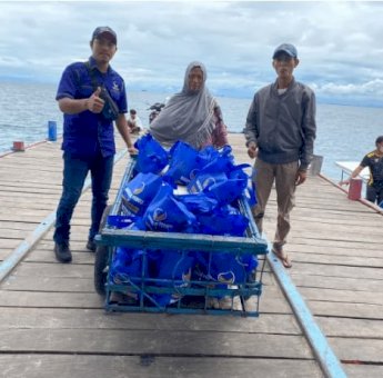 Sambangi Warga Pulau, Ketua DPRD Makassar Door to Door Bagikan Paket Sembako