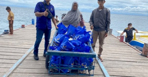 Sambangi Warga Pulau, Ketua DPRD Makassar Door to Door Bagikan Paket Sembako