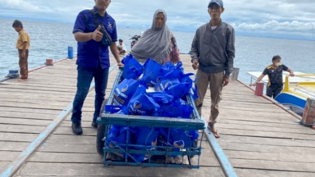 Tim dari Ketua DPRD Makassar, Rudianto Lallo menyasar daerah kepulauan untuk membagikan sembako, Sabtu (12/2/2022). (Foto: Istimewa)