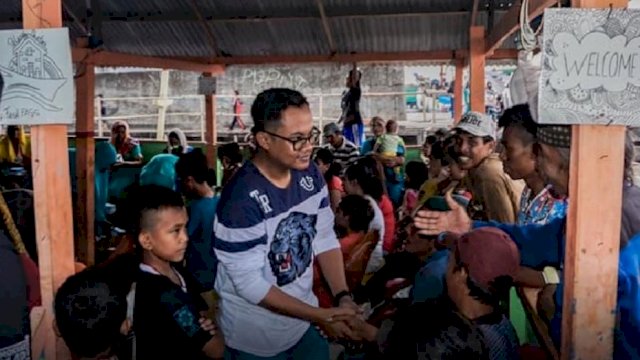 Anggota DPRD Makassar, Ray Suryadi Arsyad memberikan bantuan kepada korban kebakaran di Kelurahan Pattunuang, Kecamatan Wajo, Makassar, Kamis (5/5/2022). (Foto: Istimewa)