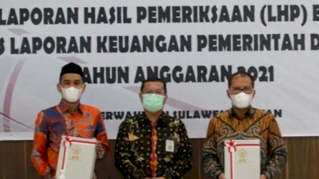 Ketua DPRD Makassar Rudianto Lallo bersama Wali Kota Makassar, Moh Ramdhan Pomanto saat menerima WTP dari BPK RI, Jumat (20/5/2022). (Foto: Istimewa)