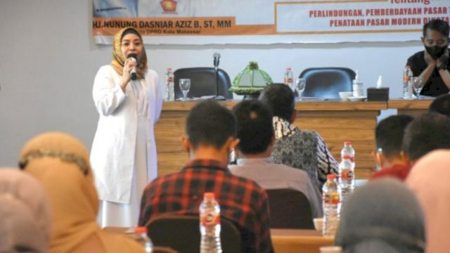 Legislator Fraksi Gerindra DPRD Makassar, Nunung Dasniar saat menyosialisasikan Perda Perlindungan, Pemberdayaan Pasar Tradisional dan Penataan Pasar Modern di Hotel Grand Maleo, Senin (30/5/2022). (Foto: Istimewa)