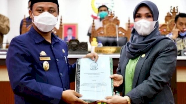 Ketua DPRD Sulsel, Andi Ina Kartika Sari (kanan) bersama Gubernur Sulsel, Andi Sudirman Sulaiman pada rapat paripurna beberapa waktu lalu. (Foto: Istimewa)