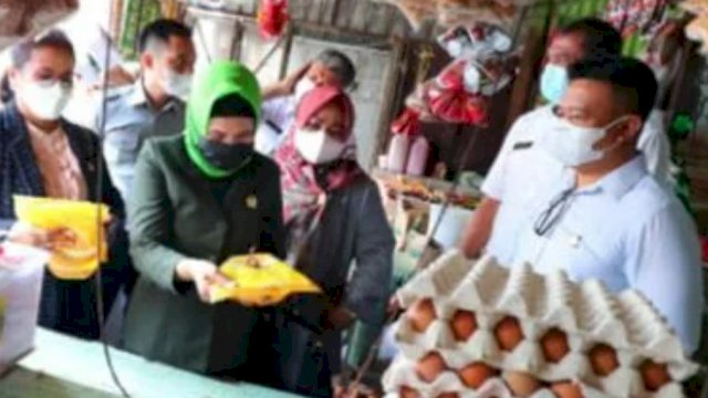 Anggota Komisi B DPRD Kota Makassar saat melakukan sidak di Pasar Tradisional Daya dan Gudang Minyak Sentra 88 di Jalan Galangan Kapal, Rabu (2/2/2022). (Foto: Istimewa)