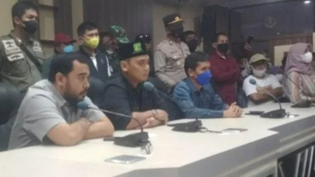 Anggota DPRD Kota Makassar saat menerima aspirasi ratusan RT/RW di ruang Banggar DPRD Makassar, Selasa (15/3/2022). (Foto: Istimewa)