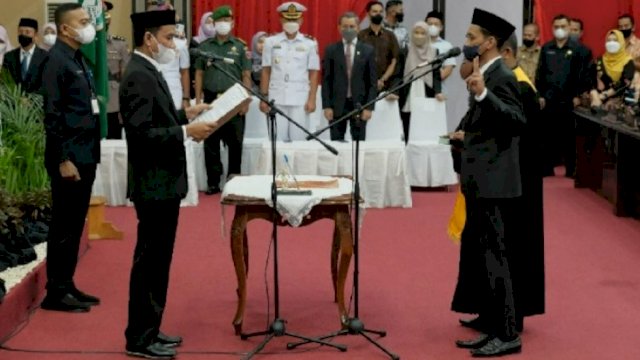 Harry Kurnia Pakambanan saat dilantik menjadi anggota DPRD Makassar, Kamis (28/4/2022). (Foto: Istimewa)
